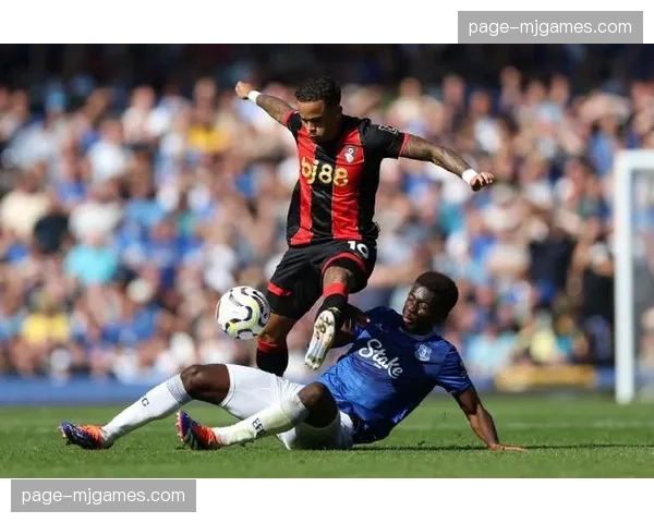 战术板:伯恩茅斯连续三次在对方半场完成抢断并形成射门 战术板:伯恩茅斯连续三次在对方半场完成抢断并形成射门