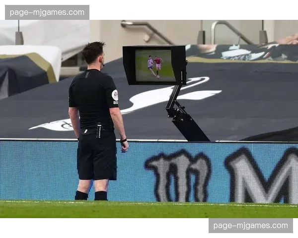 争议瞬间：VAR介入复核点球，长达四分钟的检查打断比赛攻防节奏